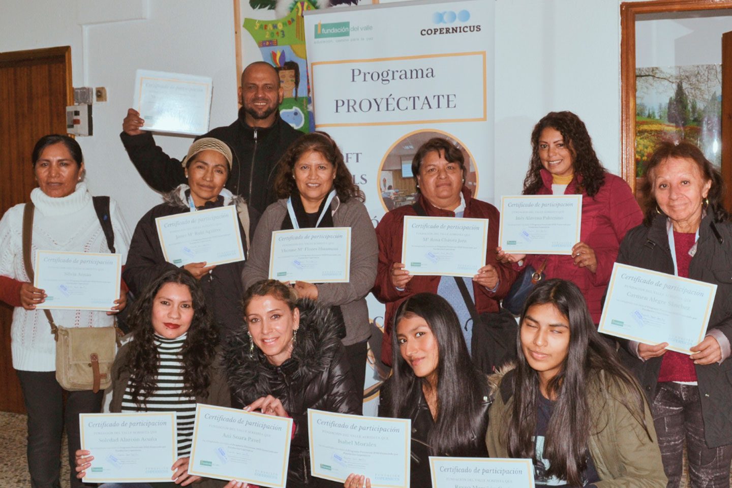 Foto de los beneficiarios del proyecto sujetando su diploma